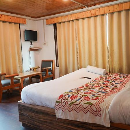 Kashmir House Pahalgam Hotel Exterior photo
